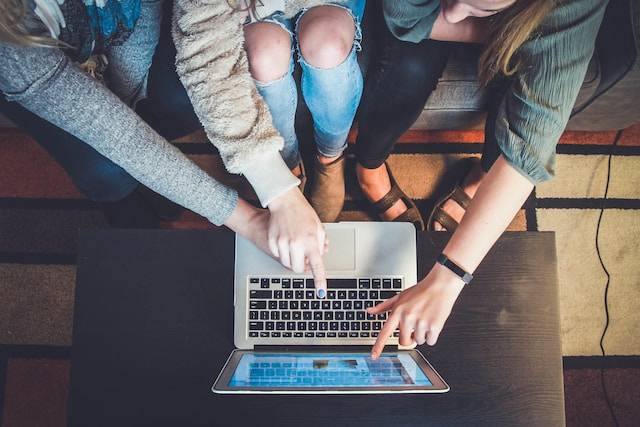 Ilustrasi Keamanan Data Gen Z. Foto: Unsplash.com/John Schnobrich