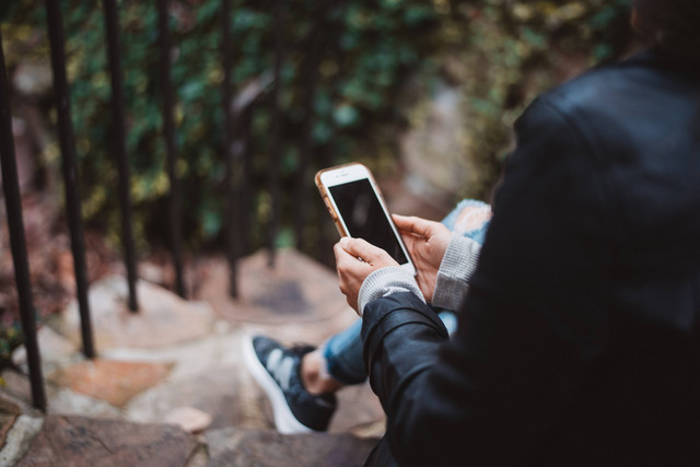 Ilustrasi Cara Cek Poin Tri lewat SMS. Unsplash/Chad Madden.