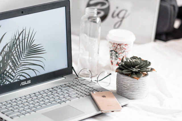 Ilustrasi Cara Menyalakan Laptop ASUS yang Tidak Mau Menyala. Foto: Unsplash/Aleksander Vlad