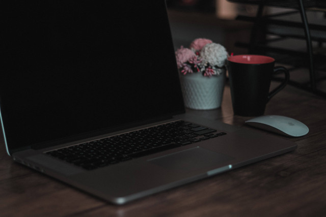 Ilustrasi Cara Menghidupkan Laptop yang Mati tapi Lampunya Hidup. Pexels/Hasan Albari.