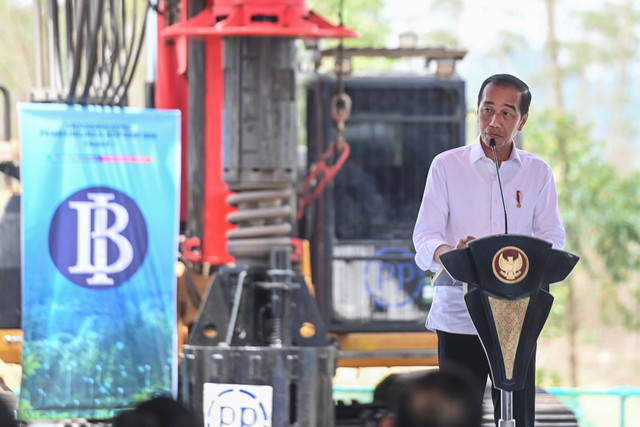 Presiden Joko Widodo menyampaikan pidato saat ground breaking kompleks perkantoran Bank Indonesia di Ibu Kota Nusantara, Penajam Paser Utara, Kalimantan Timur, Kamis (2/11/2023). Foto: Hafidz Mubarak A/Antara Foto