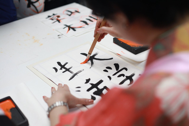 Ilustrasi menulis kata-kata semangat dalam bahasa Jepang. Foto: Pexels