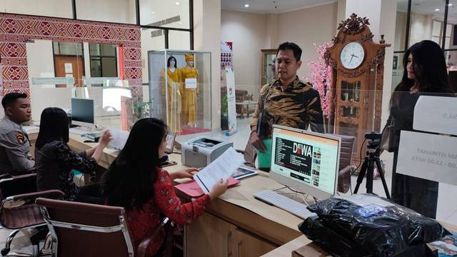 Kuasa hukum keluarga DA, siswa yang dikeluarkan secara sepihak oleh SMA Negeri 4 Manado saat melaporkan kasus itu ke DPRD Sulawesi Utara.