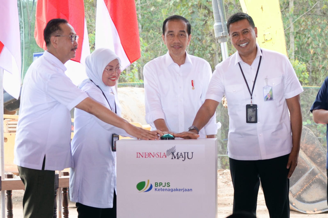 Presiden Joko Widodo dalam groundbreaking Kantor Pusat BPJS Ketenagakerjaan di Ibu Kota Negara (IKN) Nusantara, Provinsi Kalimantan Timur, Kamis (2/11). Foto: Dok. Istimewa