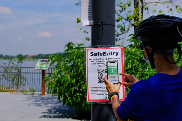 Ilustrasi memindai QR Code di sembarang tempat. Foto: kandl stock/Shutterstock
