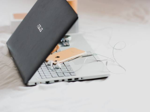 ilustrasi laptop Asus tidak mau menyala. Foto: unsplash.com/Alexander Vlad. 