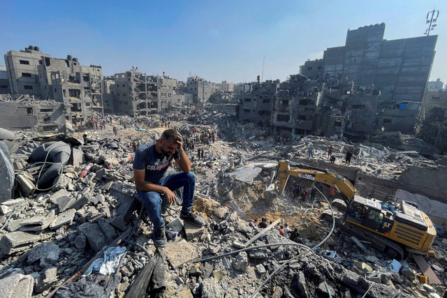 Warga Palestina mencari korban usai serangan Israel di kamp pengungsi Jabalia di Jalur Gaza utara, Rabu (1/11/2023). Foto: Mohammed Al-Masri/REUTERS