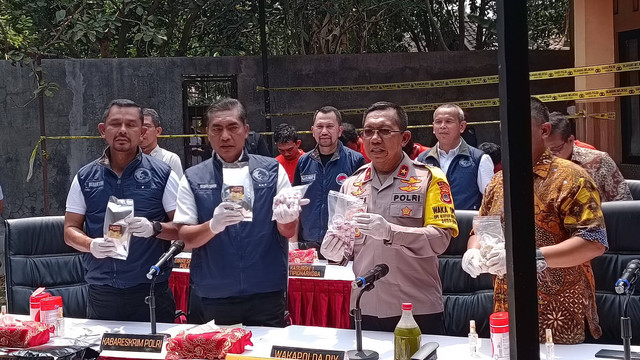 Kabareskrim Komjen Wahyu Widada menunjukkan tersangka dan barang bukti tindak pidana narkoba keripik pisang dan happy water saat rilis di Mapolda DIY, Jumat (3/11/2023).  Foto: Arfiansyah Panji Purnandaru/kumparan