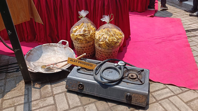 Barang bukti tindak pidana narkoba keripik pisang dan happy water saat rilis di Mapolda DIY, Jumat (3/11/2023).  Foto: Arfiansyah Panji Purnandaru/kumparan