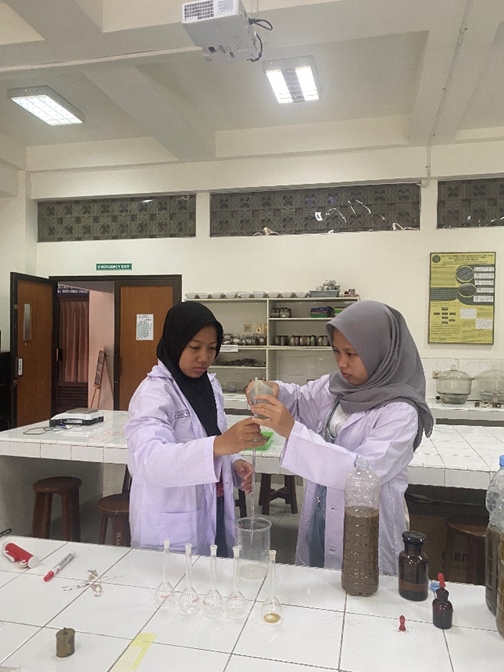 Tim YSI Himama FEB UMY Melakukan Uji Coba Pupuk di Laboratorium UMY. (Sumber: Dokumentasi Pribadi)
