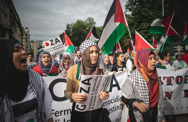 Umat muslim turut menyuarakan kebebasan Plestina. Foto: Shutterstock