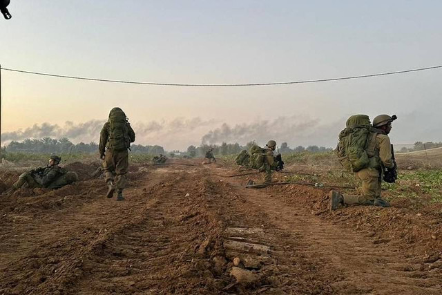 Pasukan Pertahanan Israel (IDF) selama operasi darat di lokasi yang disebut sebagai Gaza, pada Rabu (1/11/2023). Foto: Israel Defense Forces/via REUTERS