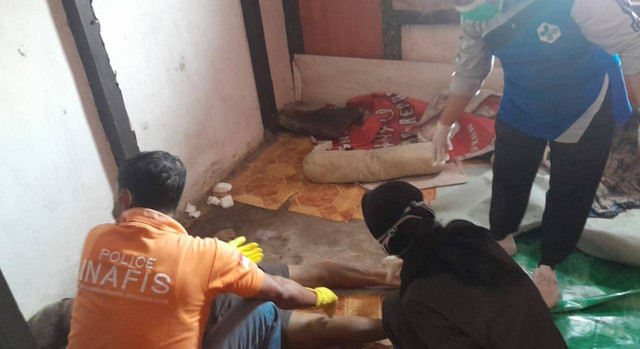 Petugas mengevakuasi jasad pria yang ditemukan di rumah dinas dokter di Anjungan. Foto: M. Zain/Hi!Pontianak