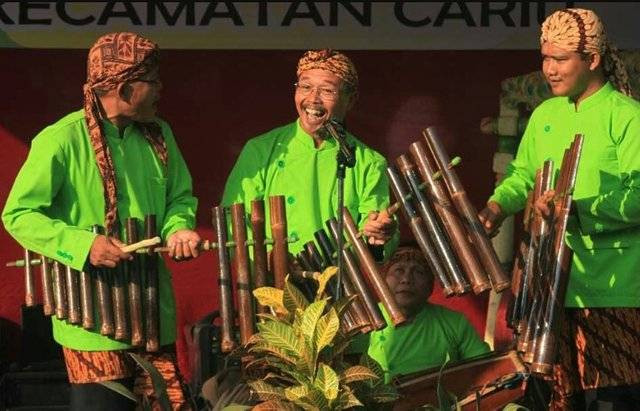Ilustrasi cara memainkan calung jinjing. Foto: Flickr. 