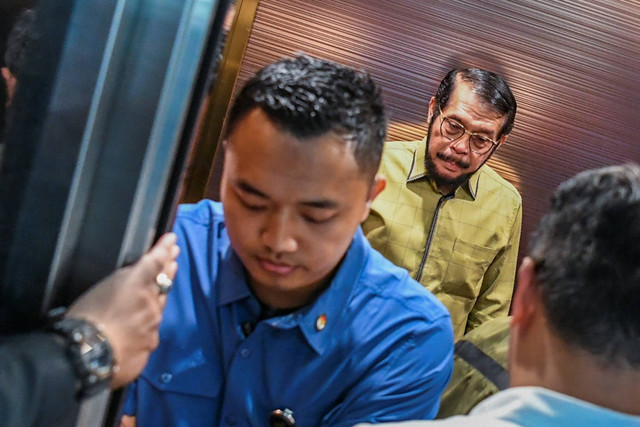 Ketua Hakim Konstitusi Anwar Usman menaiki lift untuk menuju Gedung II Mahkamah Konstitusi (MK) di Jakarta, Jumat (3/11/2023). Foto: Galih Pradipta/ANTARA FOTO