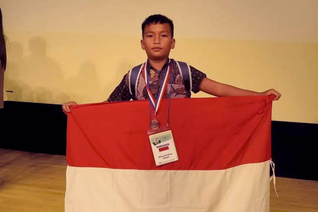 Novan usai meraih medali encouragement award di kompetisi sains IMSCC di Korea. Foto: Dok. Pribadi