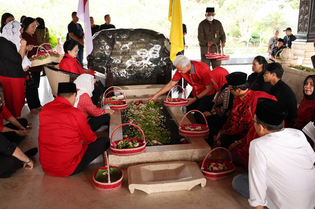 Pasangan bakal calon presiden dan wakil presiden, Ganjar Pranowo-Mahfud MD berziarah ke makam proklamator Soekarno di Blitar, Jawa Timur, Jumat (3/11/2023). Foto: Dok. PDIP