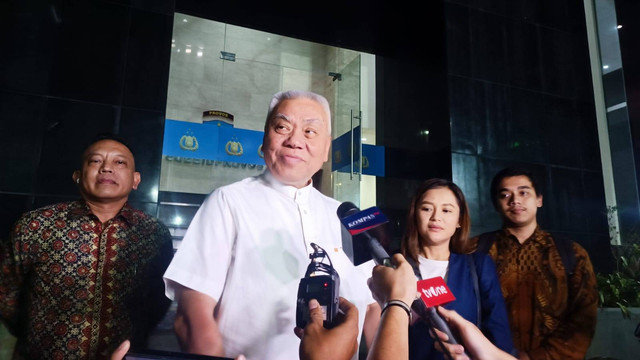 Alex Tirta usai diperiksa Polda Metro Jaya selama 12 jam, terkait rumah Kertanegara nomor 46 yang disewa Firli Bahuri, Jumat (3/11/2023). Foto: Thomas Bosco/kumparan