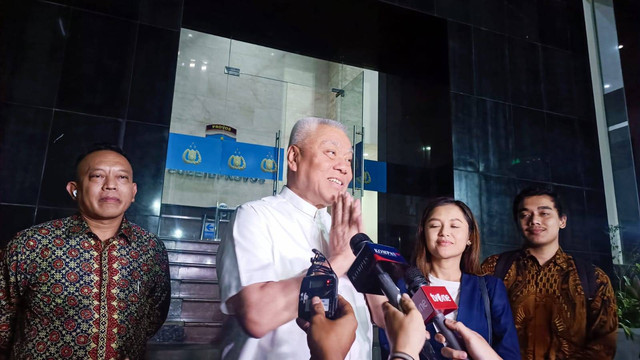 Alex Tirta usai diperiksa Polda Metro Jaya selama 12 jam, terkait rumah Kertanegara nomor 46 yang disewa Firli Bahuri, Jumat (3/11/2023). Foto: Thomas Bosco/kumparan