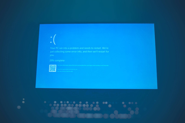 3 Cara Mengatasi Blue Screen, Unsplash/Joshua Hoehne