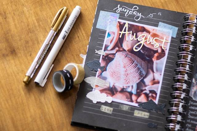 Ilustrasi Cara Menghias Buku Tulis agar Menarik. Sumber: Elena Mozhvilo / Unsplash