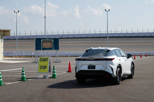 Mencoba fungsi platform Arene OS pada Lexus RZ di pusat RnD Shimoyama. Fitur ini memungkinkan mobil bisa mengidentifikasi sejumlah obyek yang ada di lingkungan jalan. Foto: Dok. Istimewa