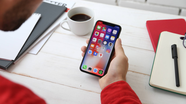 Ilustrasi Cara Mengecek Tagihan Telepon. Unsplash/Yura Fresh.