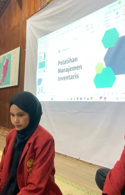 Penyampaian Materi Manajemen Inventaris oleh Waode Sri Martati Laaji. (Sumber: Dokumentasi Pribadi)