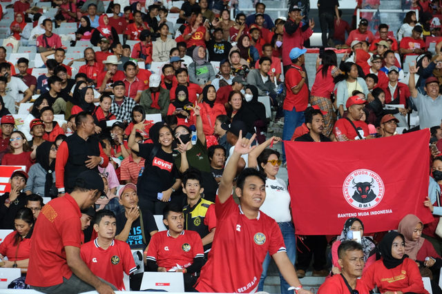 Ribuan kader Banteng Muda Indonesia dan masyarakat dalam memeriahkan final sepak bola Soekarno Cup Liga Kampung U-17 di Gelora Bung Karno, Jakarta pada Jumat (3/11/2023). Foto: Dok. Istimewa