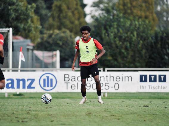 Chow Damanik, pemain sepak bola keturunan Indonesia yang kini berlaga di Swiss. Foto: Pribadi/Chow Damanik