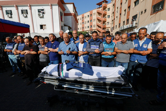 Para pelayat menghadiri pemakaman jurnalis Palestina Mohammed Abu Hattab, yang tewas dalam serangan Israel, di Khan Younis di selatan Jalur Gaza,Jumat (3/11/2023). Foto: Mohammed Salem/Reuters