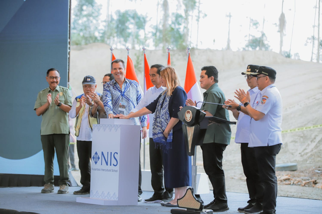 Peresmian pembangunan Jakarta Intercultural School (JIS) oleh Presiden Joko WIdodo, Board of Trustee Chairman Phil Rickard, dan Head of School Maya Nelson di Ibu Kota Nusantara (IKN) pada Rabu (1/11/2023). Foto: Dok. Istimewa