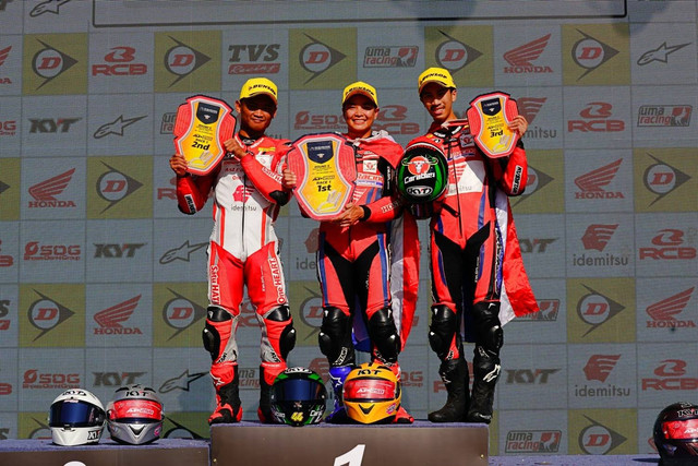 Pebalap Astra Honda Racing Team (AHRT) Rheza Danica Ahrens (kiri) berhasil raih podium kedua pada race pertama kelas Asia Production 250cc (AP250) di ajang Asia Road Racing Championship (ARRC) 2023 seri China. Foto: Dok. AHM