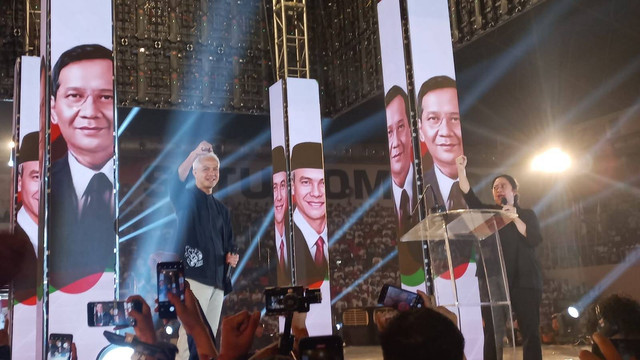 Bacapres Ganjar Pranowo bersama Ketua DPP PDI Perjuangan Puan Maharani dalam rapat internal Tim Pemenangan Daerah Ganjar-Mahfud di Stadion Jatidiri Semarang, Jawa Tengah, Sabtu (4/11/2023). Foto: Intan Alliva Khansa/kumparan
