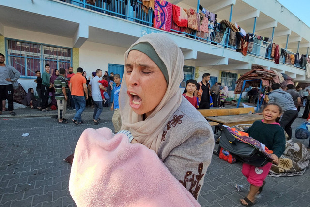 Warga Palestina bereaksi menyusul serangan di sekolah milik PBB yang menampung para pengungsi, di kamp pengungsi Jabalia di Jalur Gaza utara, Sabtu (4/11/2023). Foto: Anas al-Shareef/REUTERS