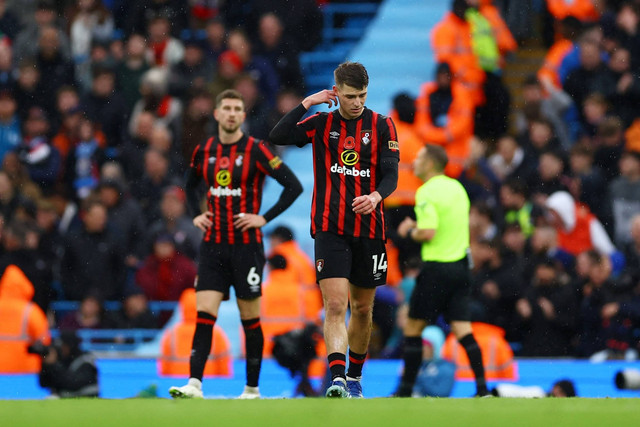 Pemain AFC Bournemouth Alex Scott terlihat sedih setelah pemain Manchester City Jeremy Doku mencetak gol ketiga mereka, di Etihad Stadium, Manchester, Inggris, Sabtu (4/11/2023). Foto: Molly Darlington/REUTERS