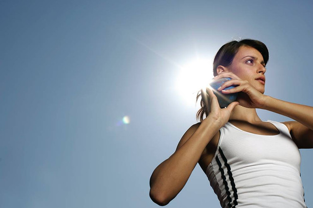 Ilustrasi gerak tolak peluru gaya membelakangi. Sumber: www.pexels.com