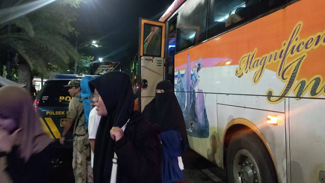 Rombongan massa aksi Aliansi Rakyat Indonesia Bela Palestina mulai mendatangi Masjid Istiqlal, Jakarta Pusat, Minggu (5/11). Foto: Fadlan/kumparan