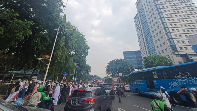 Suasana lalu lintas di sekitar Tugu Tani, Minggu (5/11/2023). Foto: Hedi/kumparan