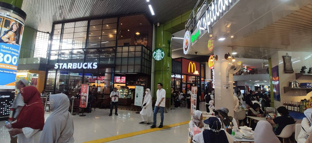 Gerai Starbucks dan Mc Donald's di Stasiun Gambir lebih lengang dibandingkan Kedai Lainnya