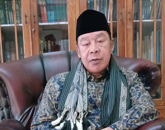 Pimpinan dan sesepuh Pondok Pesantren Buntet Kabupaten Cirebon, KH Adib Roffiudin Izza, mengimbau masyarakat jangan terprovokasi isu perang Palestina-Israel. Foto: Istimewa