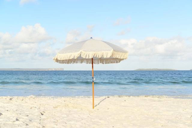 Ilustrasi Cara ke Pantai Pasir Putih PIK 2. Sumber foto: Unsplash/Luke Dean Weymark