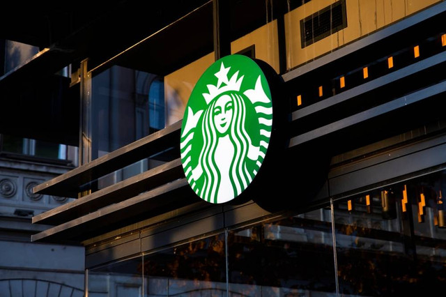 Ilustrasi logo Starbucks. Foto: ArtMediaWorx/Shutterstock