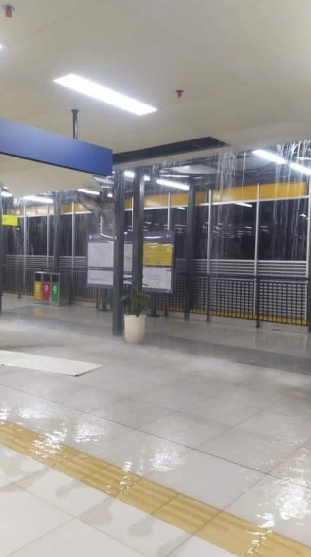 Atap bangunan penghubung Stasiun Cawang LRT Jabodebek jebol. Foto: X/@jalur5_