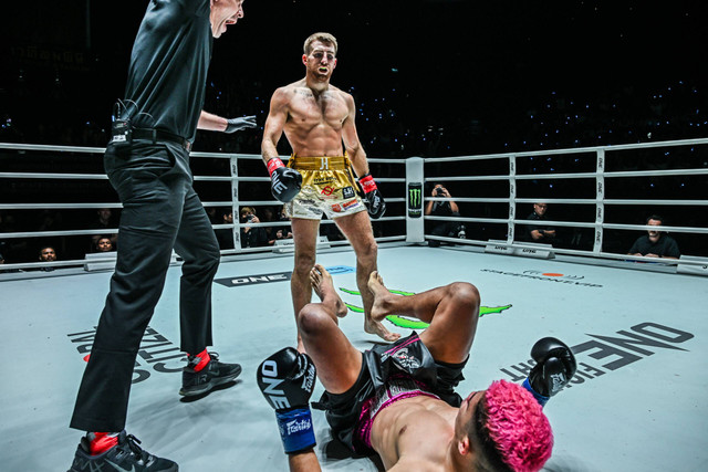 Jonathan Haggerty jatuhkan Fabricio Andrade di ronde kedua laga ONE Fight Night 16. Foto: ONE Championship