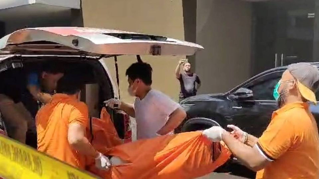 Evakuasi mahasiswi kedokteran hewan Unair yang ditemukan tewas dalam mobil di Sidoarjo, kepala terbungkus plastik. Foto: Dok. Istimewa