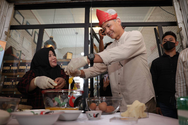 Ganjar Pranowo saat belajar membuat kue Mkasuba bersama Bunda Rayya di Palembang. (ist)