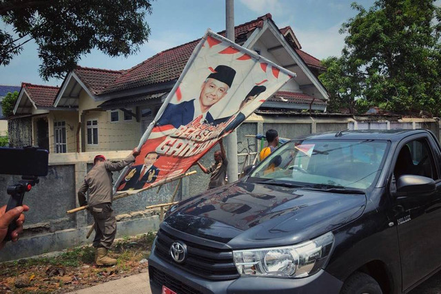 Petugas gabungan menertibkan alat peraga kampanye di Kabupaten Indramayu, Jawa Barat, Minggu (5/11/2023). Foto: kumparan