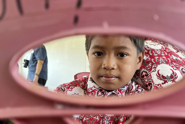 Ma'ruf, anak Suku Loinang yang jadi salah satu murid di Dusun Tombiobong, Desa Maleo Jaya, Kabupaten Banggai, Provinsi Sulawesi Selatan, Rabu (1/11/2023). Foto: Ema Fitriyani/kumparan