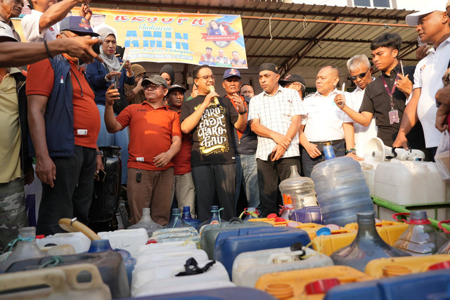 Bacapres dari Koaliasi Perubahan untuk Persatuan Anies Baswedan mengikuti kegiatan bagi air bersih gratis kepada warga Buloa, Kota Makassar, Minggu (5/11/2023). Foto: Dok. Istimewa